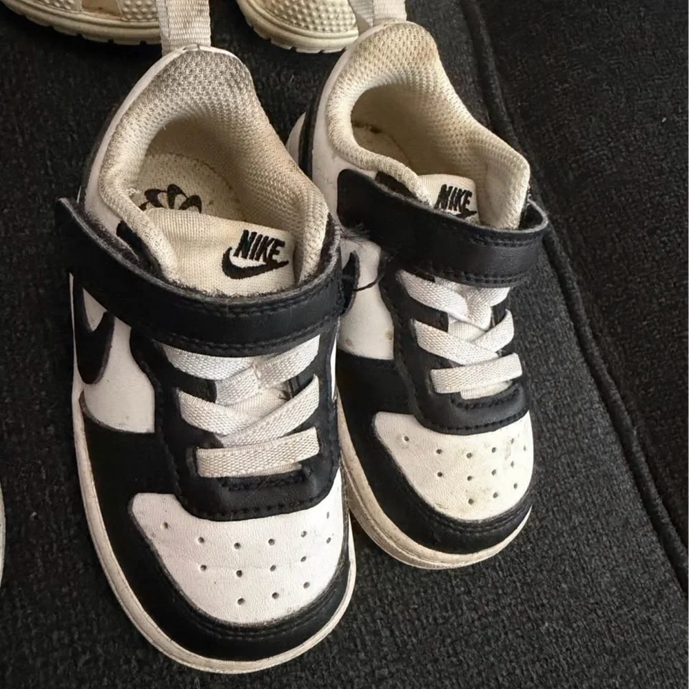 Nike Kids White and Black Velcro Low-Top Sneakers